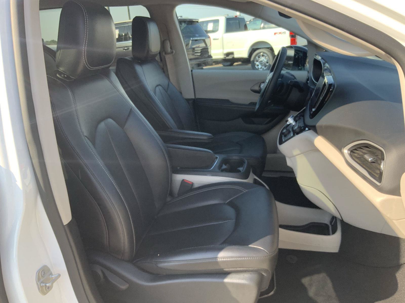 Used 2024 Chrysler Pacifica Touring-L FWD image 52