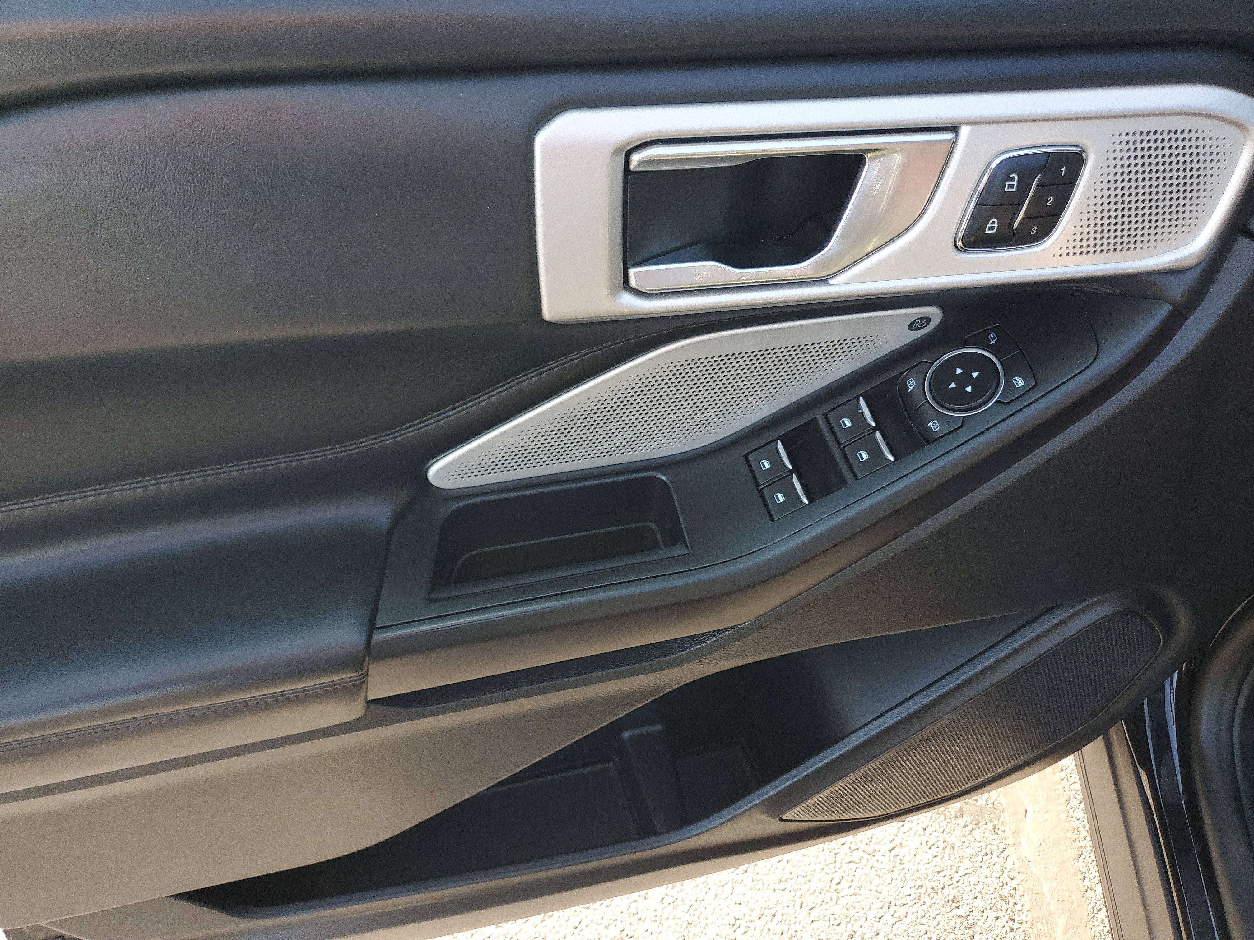 Used 2020 Ford Explorer Platinum w/ Premium Technology Package AWD/4WD image 24