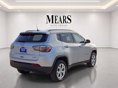 Used 2024 Jeep Compass Latitude AWD/4WD image 5