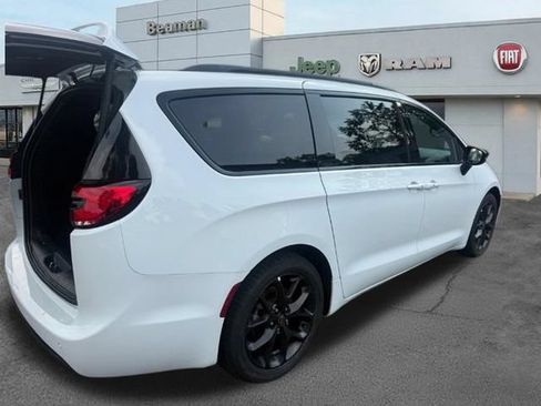 Used 2025 Chrysler Pacifica Limited FWD image 3