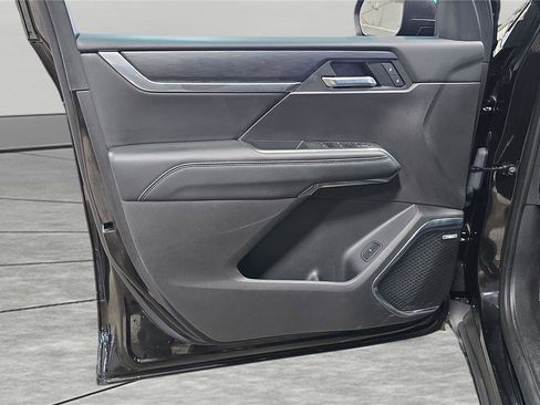 Used 2025 GMC Acadia Elevation image 12