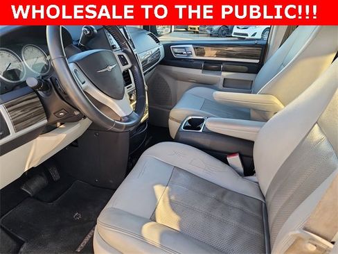 Used 2010 Chrysler Town & Country Touring image 11