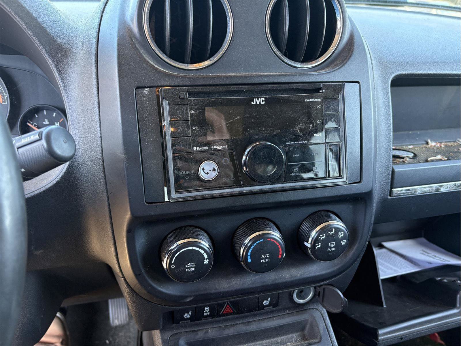 Used 2014 Jeep Patriot Latitude AWD/4WD image 11