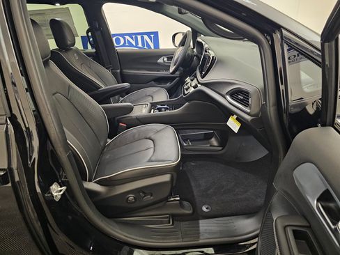 New 2026 Chrysler Pacifica Limited image 28