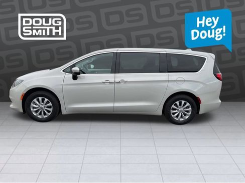 Used 2017 Chrysler Pacifica Touring w/ Tire & Wheel Group image 2