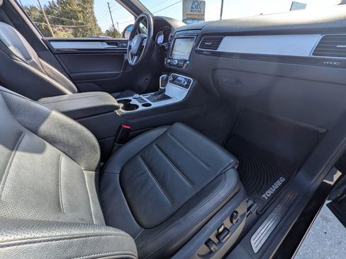 Used 2017 Volkswagen Touareg Wolfsburg Edition image 7