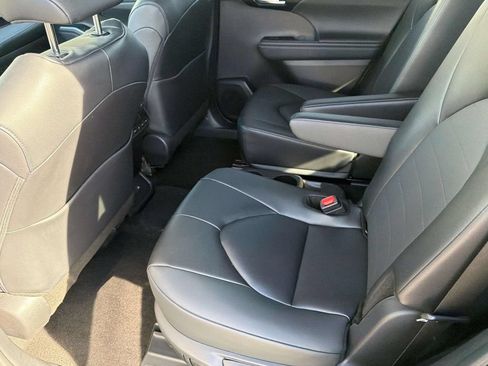 Certified 2025 Toyota Highlander XLE FWD image 28