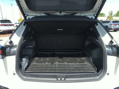 Certified 2025 Volkswagen Tiguan SE R-Line image 19