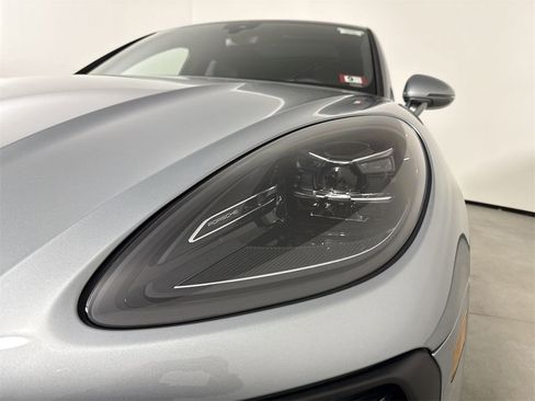Certified 2025 Porsche Macan image 11