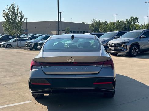 Used 2025 Hyundai Elantra SEL FWD image 11