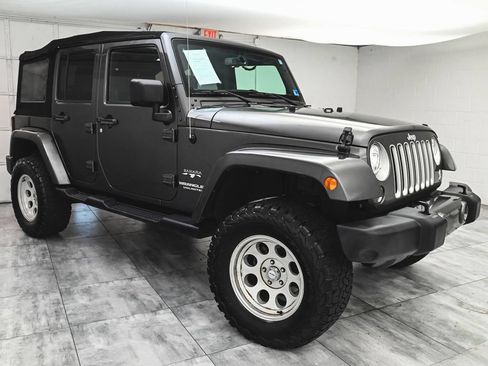 Used 2017 Jeep Wrangler Unlimited Sahara AWD/4WD image 3