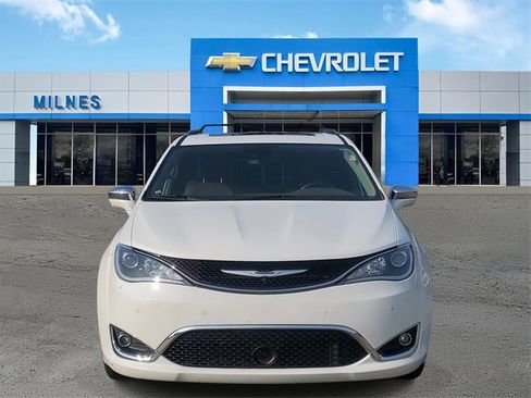 Used 2019 Chrysler Pacifica Limited w/ Tire & Wheel Group image 2