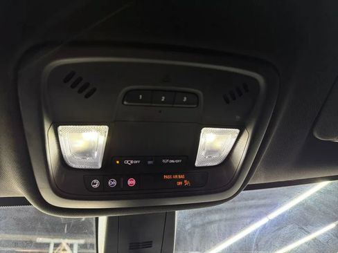 Used 2022 Chevrolet Traverse LT FWD image 27
