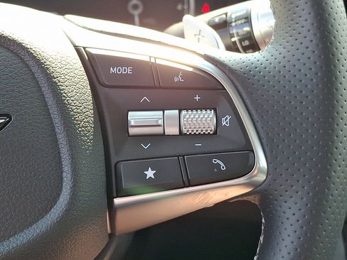 Used 2025 Genesis G70 2.5T image 22