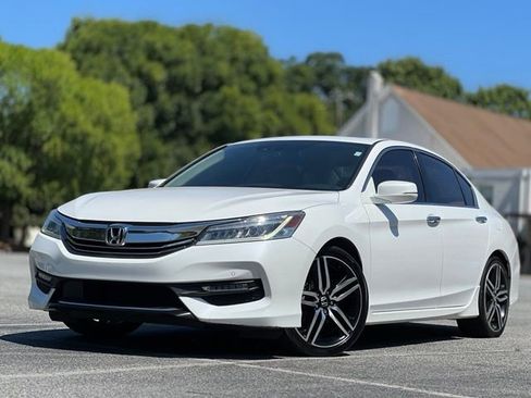 Used 2017 Honda Accord Touring image 1