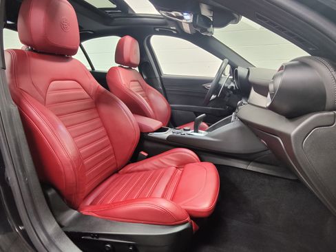 Certified 2022 Alfa Romeo Giulia Veloce image 5