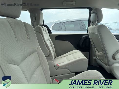 Used 2018 Dodge Grand Caravan SE image 9