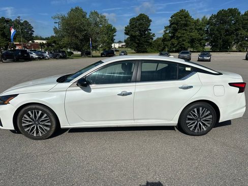 Used 2024 Nissan Altima 2.5 SV FWD image 3