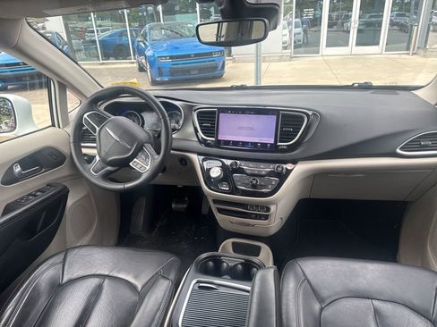 Used 2022 Chrysler Pacifica Touring-L FWD image 7
