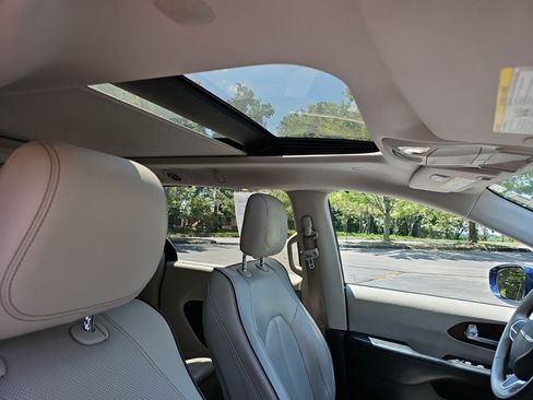 Used 2017 Chrysler Pacifica Limited w/ Advanced Safetytec Group FWD image 12