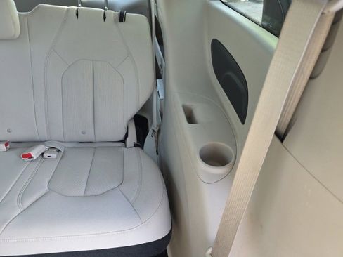 Used 2017 Chrysler Pacifica Touring image 31