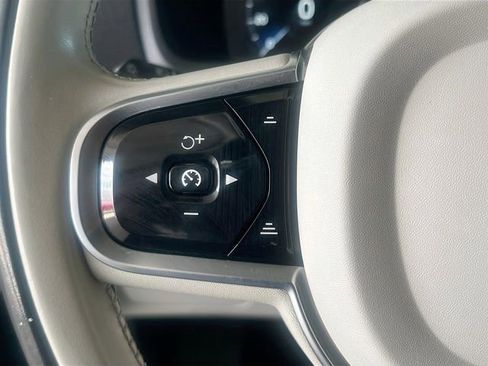 Used 2021 Volvo XC90 T6 Momentum image 17