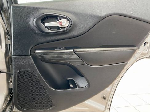 Used 2016 Jeep Cherokee Latitude w/ Cold Weather Group image 10