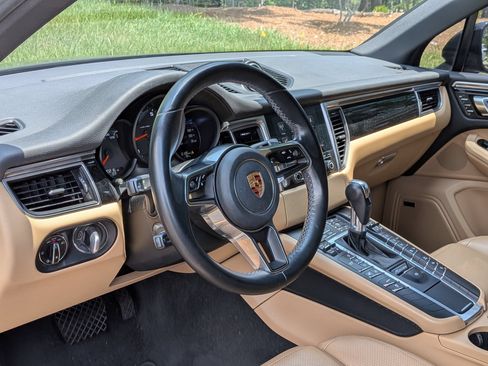 Used 2017 Porsche Macan AWD/4WD image 4