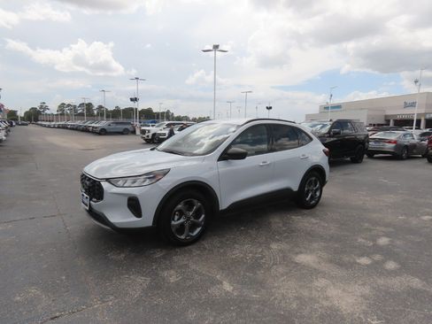 Used 2025 Ford Escape ST-Line FWD image 2