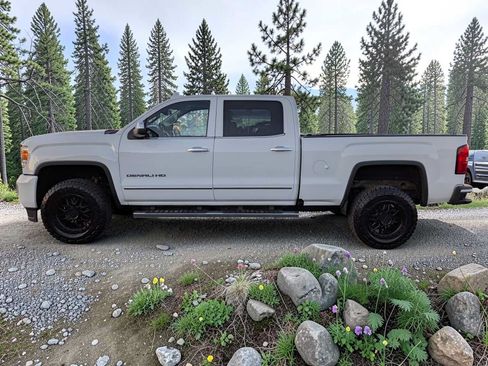 Used 2017 GMC Sierra 2500 Denali w/ Suspension Package, Off-Road AWD/4WD image 2