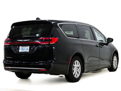 Used 2023 Chrysler Pacifica Touring-L image 6