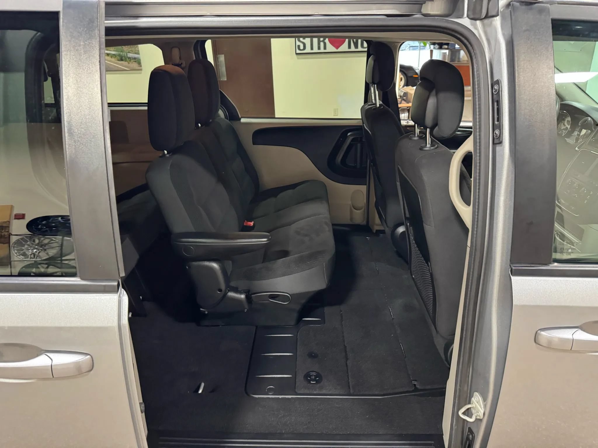 Used 2018 Dodge Grand Caravan SE FWD image 32