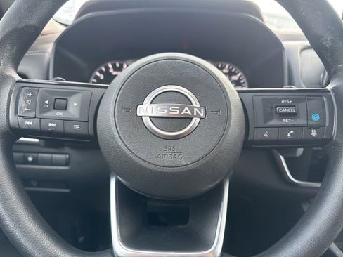 Used 2023 Nissan Rogue SV image 3