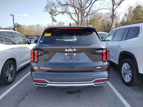 Used 2023 Kia Sorento EX w/ Panoramic Sunroof Package image 4