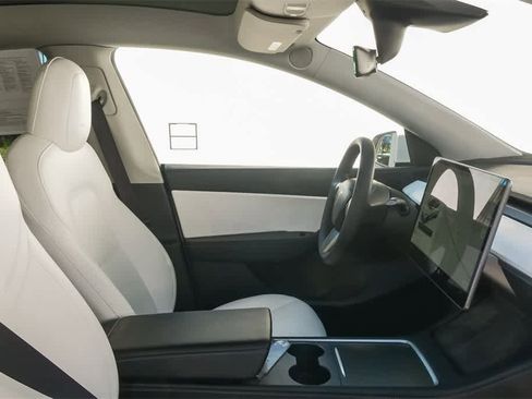 Used 2022 Tesla Model Y Long Range image 16