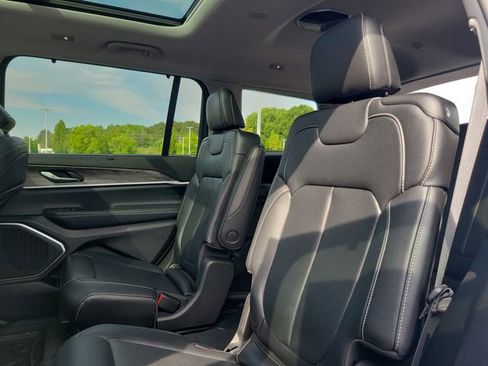 Used 2022 Jeep Grand Cherokee L Limited w/ Luxury Tech Group II AWD/4WD image 10