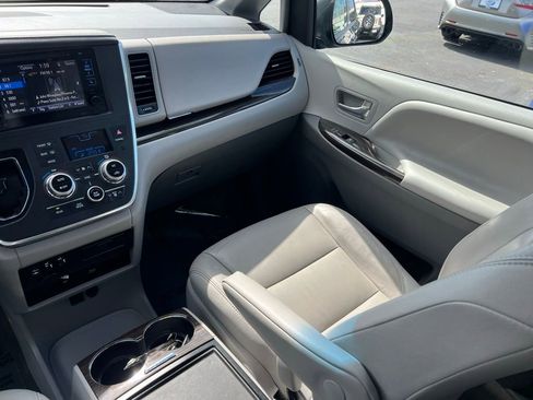 Used 2015 Toyota Sienna XLE Premium image 19