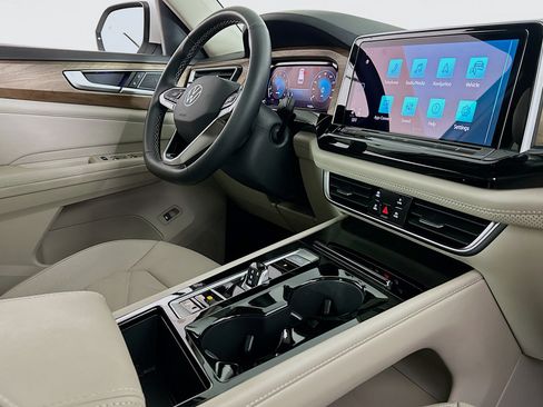 Used 2024 Volkswagen Atlas SE w/ Panoramic Sunroof Package image 32