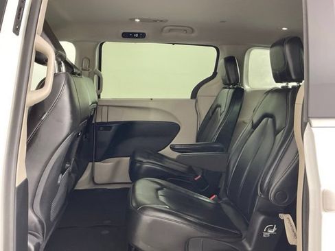 Used 2023 Chrysler Pacifica Touring-L FWD image 14
