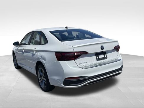 Certified 2023 Volkswagen Jetta SE FWD image 5
