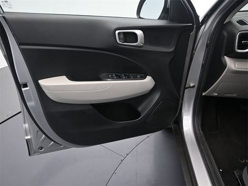 Used 2023 Hyundai Venue SEL image 15