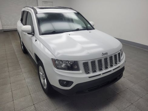 Used 2017 Jeep Compass Latitude w/ Sun/Sound Group AWD/4WD image 13