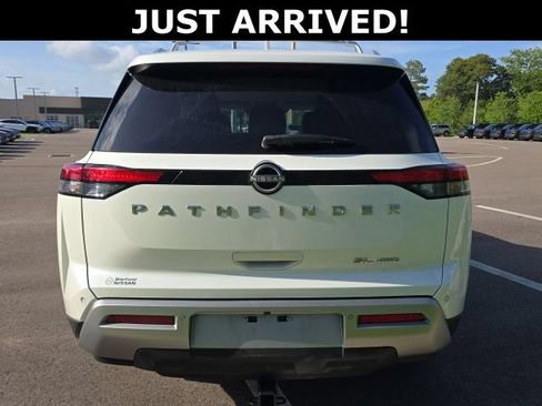 Used 2023 Nissan Pathfinder SL AWD/4WD image 4