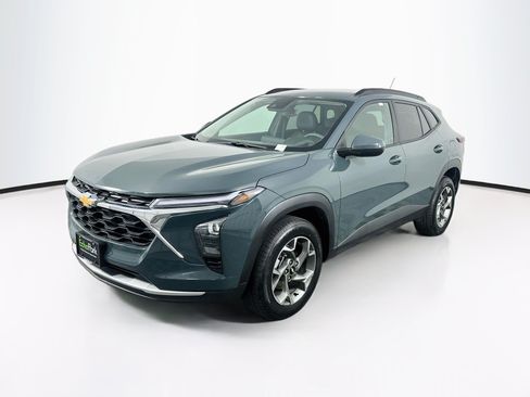 Used 2025 Chevrolet Trax LT FWD image 3