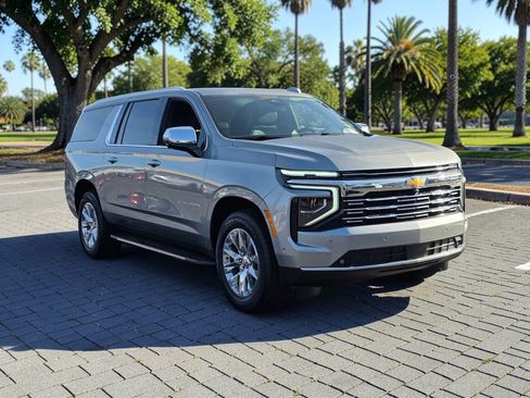 Used 2025 Chevrolet Suburban Premier RWD image 4
