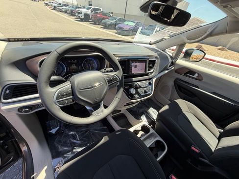 Used 2023 Chrysler Voyager LX FWD image 12