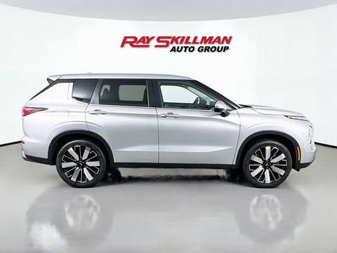 Used 2025 Mitsubishi Outlander SE image 8