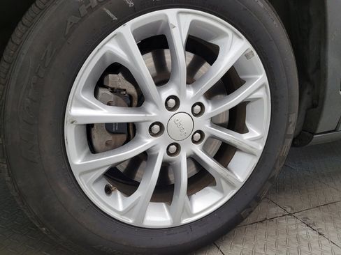 Used 2019 Jeep Cherokee Latitude w/ Popular Appearance Group image 31