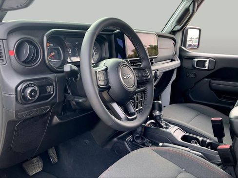 Used 2026 Jeep Wrangler Unlimited Rubicon AWD/4WD image 18