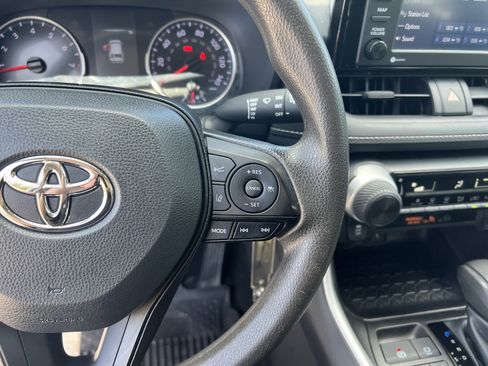 Used 2022 Toyota RAV4 LE FWD image 18